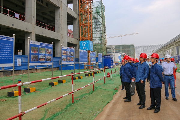 3  祝总仔细听取项目现场完美网页版宣传介绍.jpg