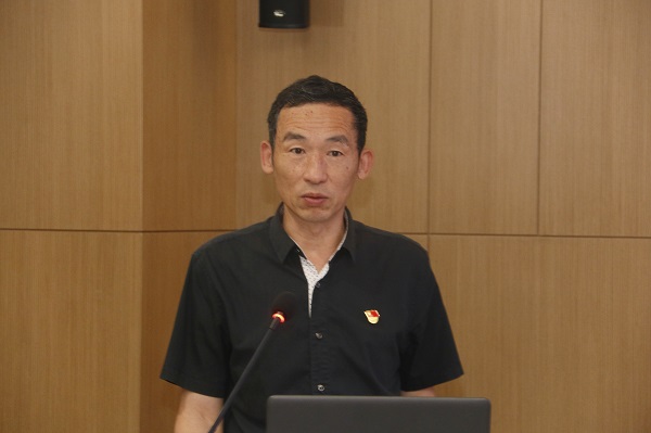 集团公司监事会主席、党委副书记陈百斌宣读《关于表彰集团公司先进基层党组织和优秀共产党员的决定》.jpg 集团公司监事会主席、党委副书记陈百斌宣读《关于表彰集团公司先进基层党组织和优秀共产党员的决定》.jpg