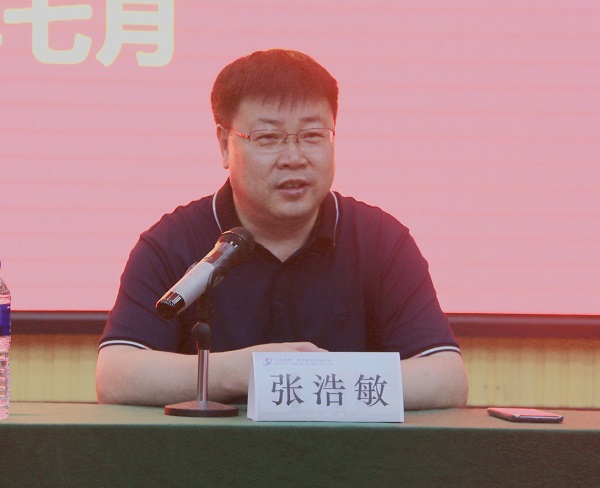 集团公司人力资源总监张浩敏就新员工个人成长作分享交流.jpg