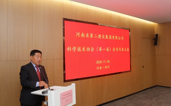 集团公司党委书记张会民宣读新乡市科协《关于同意成立完美网页版-完美（中国）官方
科学技术协会的批复》的文件.jpg