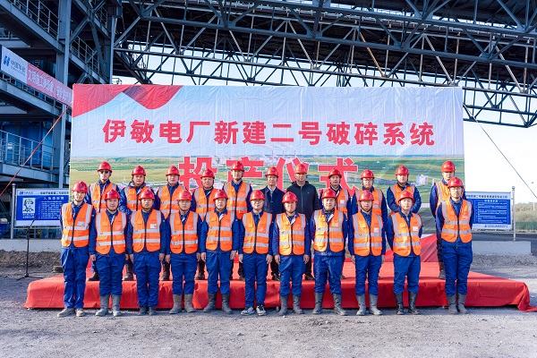 附件4 投产仪式现场集团公司领导与项目部成员合影留念.jpg 附件4 投产仪式现场集团公司领导与项目部成员合影留念.jpg