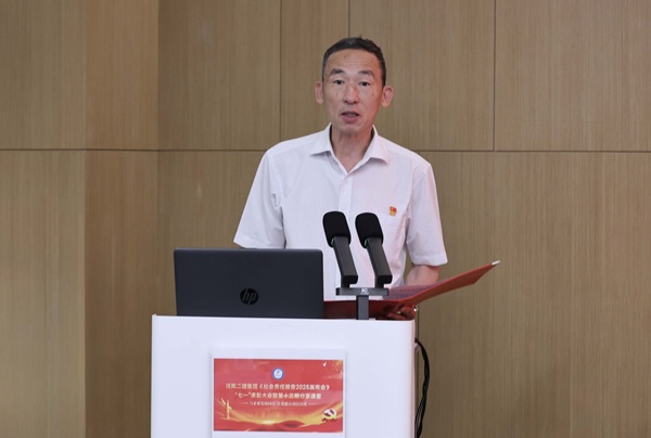 7集团公司党委副书记陈百斌宣读表彰决定.jpg